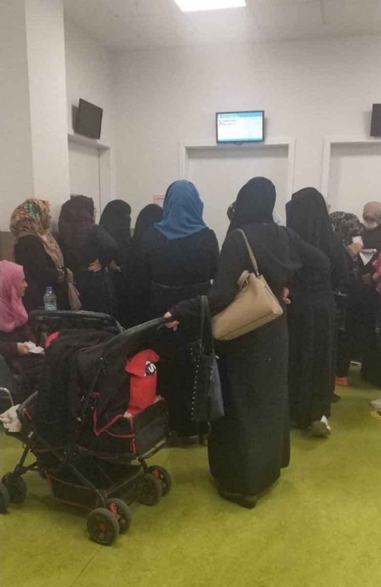 Kayseri Şehir hastanesi Kadın Doğum Polikliniği
Suriyeliler çok üresin diye devlet onlara bedava tüp bebek hizmeti veriyor.
Ücret yok, randevu yok, ilaç bedava. Diyanet de bedava çeyiz sağlıyor.

Rahat rahat üresinler