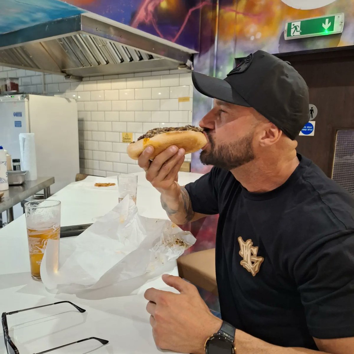 AvantCymru's tweet photo. The Lab is open tonight for Hip Hop social.
You can also grab burgers and hotdogs from #notoriouseatzsweetz
And you can grab Hip Hop fashion, books and more, like this #heavygoods t.shirt suitable for all buger lovers!

#HipHop #hiphopsocial #social #hiphopfashion #goodvibes https://t.co/AhEFekFLL3