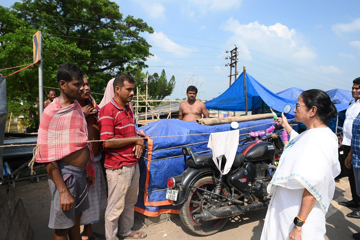 AITCofficial's tweet photo. Didi stands with people!

Smt. @MamataOfficial reached out to the flood affected areas to oversee relief work. 

GoWB stands to ensure the safety of the people! https://t.co/IcJYsOn0ZU