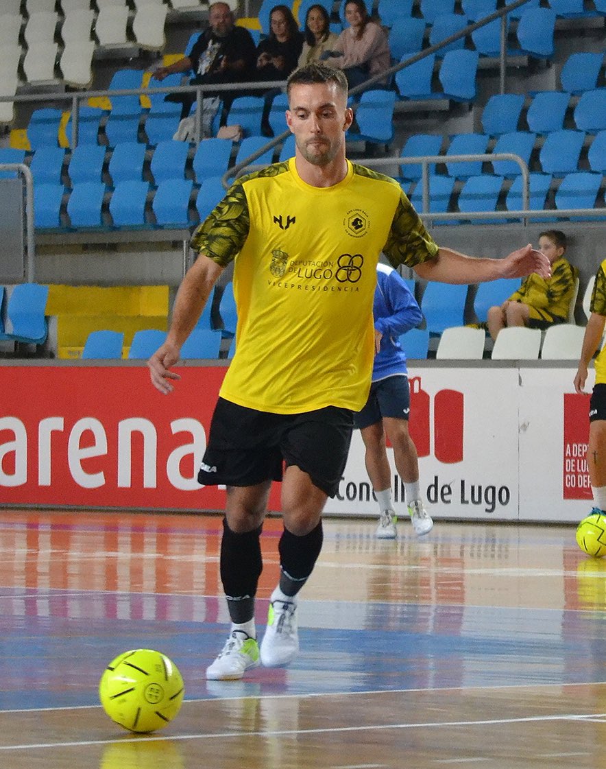 | ENTREVISTAS 🗞️ | 

@Millangomez entrevistou a <a href="/DiegoNunez21/">Diego Núñez</a> para <a href="/lavozdegalicia/">La Voz de Galicia</a>! 

🗣️ "O día do ascenso emocioneime mirando á grada do Municipal" 

🔗 lavozdegalicia.es/amp/noticia/fe…

#ViaxaconNós