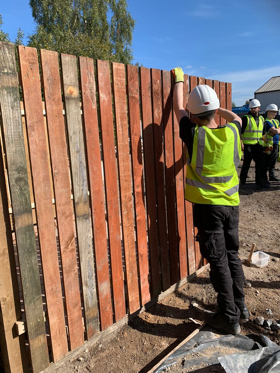 TIGERSConstAcad's tweet photo. Brilliant teamwork from the @EDCouncil #PreApprenticeship group on their fencing project 👷‍♂️👷‍♀️ https://t.co/wst0yGaQzY