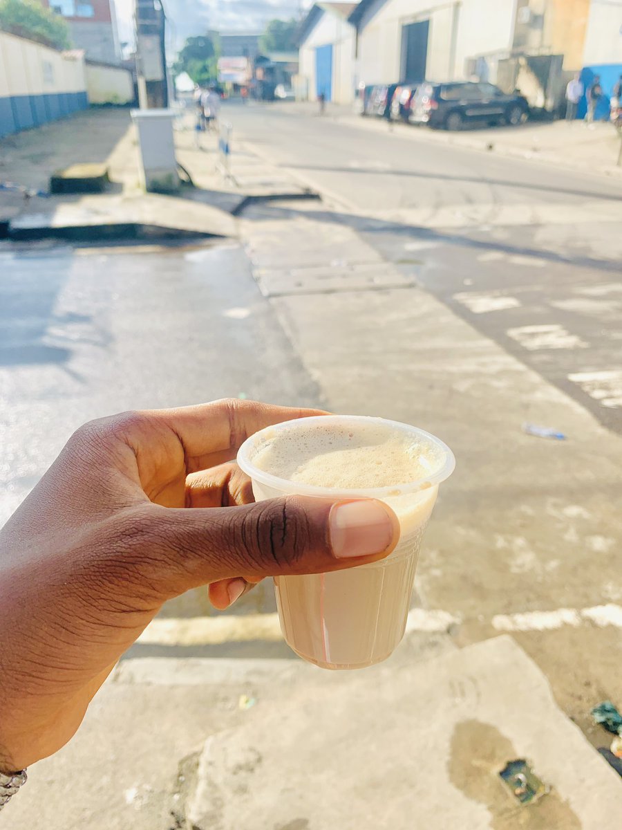 SlameursT's tweet photo. Il paraît qu’il y’a trop de nouveaux dossiers 📂 lourds au pays .

L’ homme était ce matin au café,  cette fois même le café est en carence d’infos 😂.

En attendant que je termine mon dernier coup , dites moi qu’est ce qui se passe ici 🤗?? https://t.co/Ir6DpV3jH1