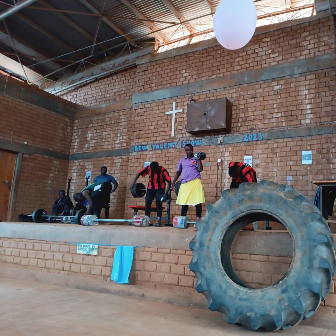ComillasSolidar's tweet photo. 🌟 ¡Gran noticia! 🌟 Nuestros compañeros de Comillas Bienestar han donado material deportivo a las Shushus de Nyumbani. 🏋️‍♀️💪 Ahora, los jueves son días de deporte, mejorando su salud y bienestar. ¡Gracias, Comillas Bienestar! 🙌❤️ #ComillasSolidaria #DonaciónDeportiva #Nyumbani https://t.co/Is5XCdPtA1