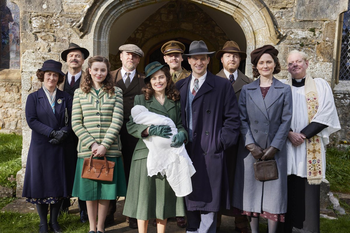 screenyorkshire's tweet image. Don’t miss out on the heart-warming stories and adventures ahead! 📷📷 #AllCreaturesGreatAndSmall #NewSeason #ScreenYorkshire #YorkshireContentFund🚜📷 Return to Darrowby! A brand new series of All Creatures Great and Small starts on 19th September on@channel5ukand@my5tvuk