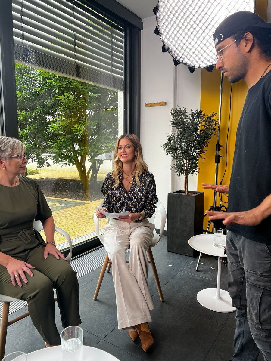 MSarwas's tweet photo. Dreh mit @IBM zum Thema #GenAI 🚀

#maxisarwas #moderatorin #webtv #moderation #ki https://t.co/tzADJyomEn
