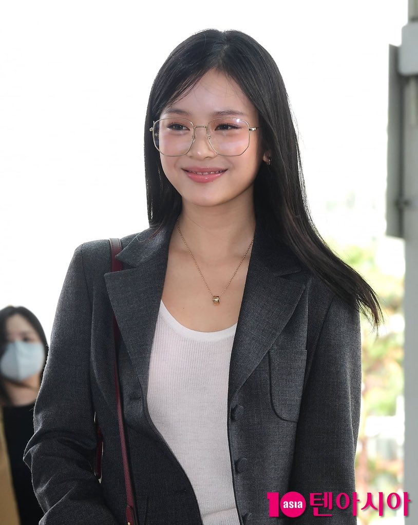 kchartsmaster's tweet photo. NewJeans’ Hanni departing for Milan Fashion Week. https://t.co/s2A5zFrmQC