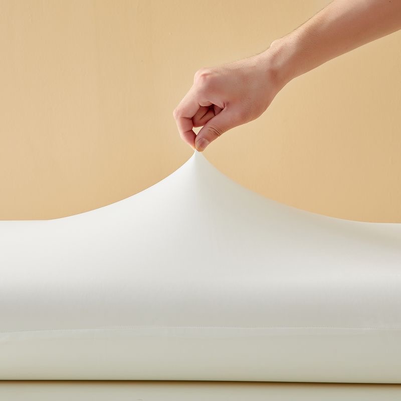 wydenhome's tweet photo. A special customization for a renowned hotel brand, featuring a unique pillowcase with a choice of high-quality cotton on one side and milk silk on the other. The inner cloth is made from super comfy ice silk.  
#wydenhome #wydenpillow #MemoryFoamPillow #HotelQuality #LuxurySleep https://t.co/97REk7BetB