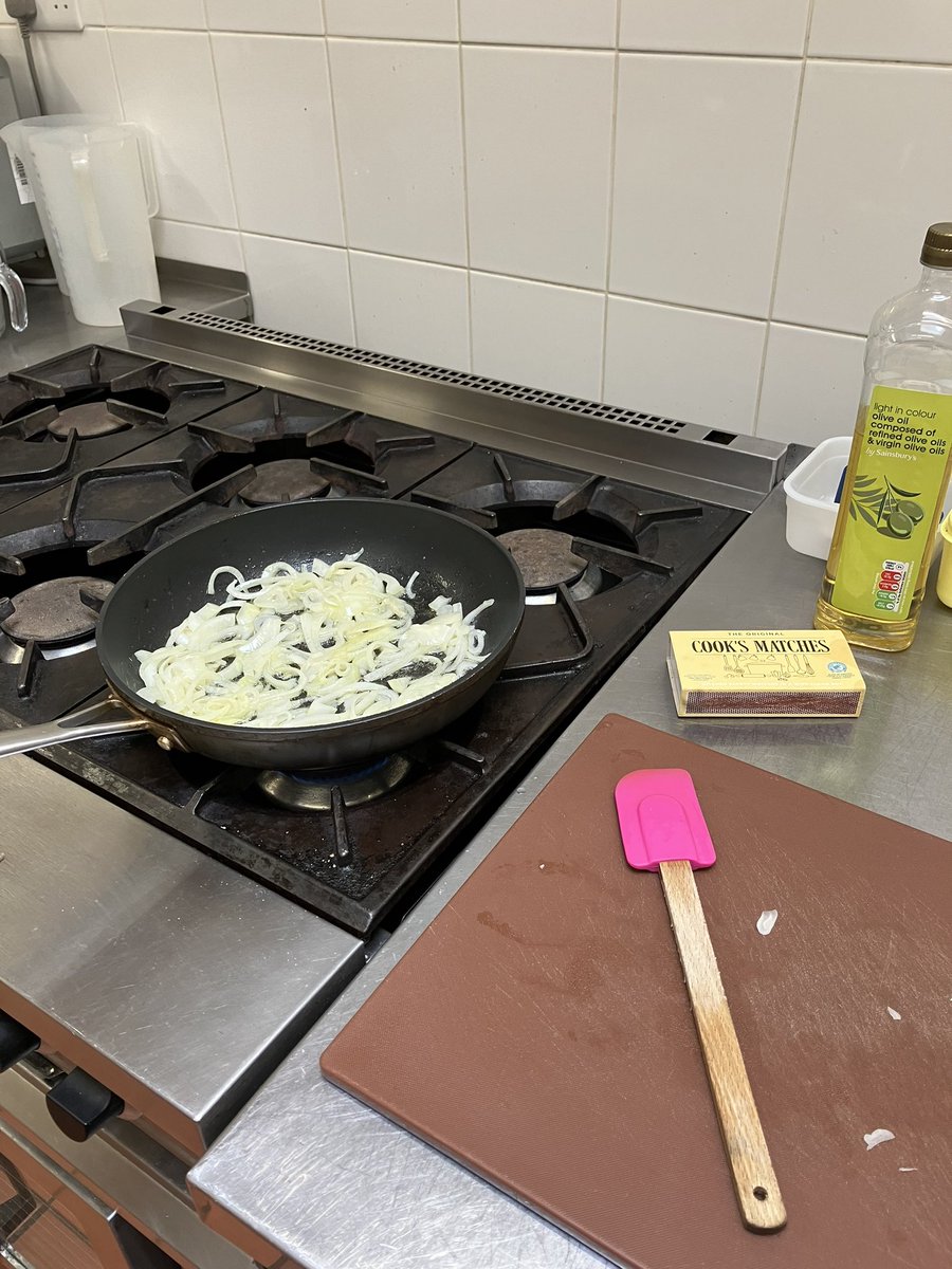 BirgitteUna's tweet image. Maintenant je suis dans la cuisine!
Our cook is on holiday so we are managing as best we can with some cooking and some DIY meals.
#nunlife
#SimplyLife