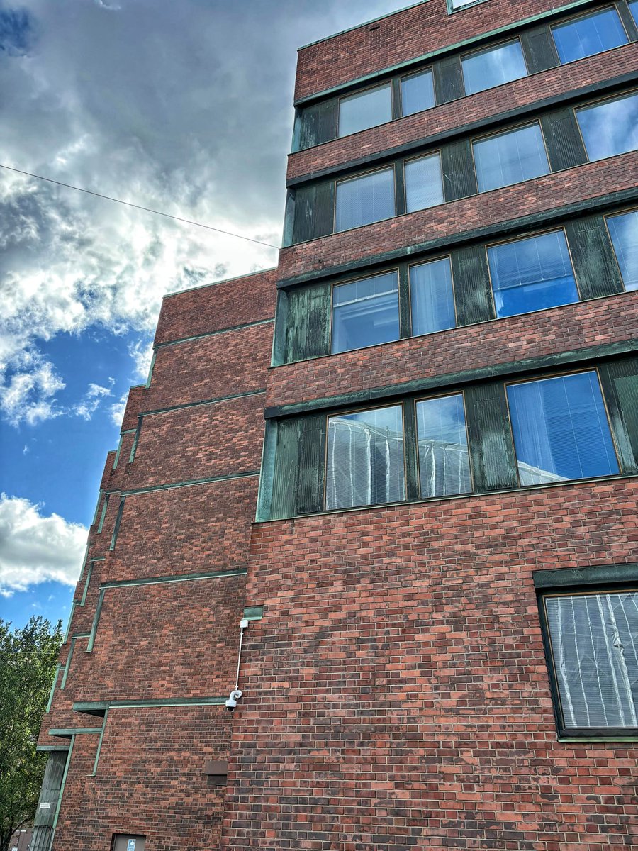 Instituto Nacional de Pensiones
Helsinki, Finlandia (1953-56)

Aino/Alvar Aalto

📷 Diego Revilla <a href="/direlo/">Diego Revilla</a>

#MiercolesEnladrillado
#arquitectura

alvaraalto.fi/en/architectur…