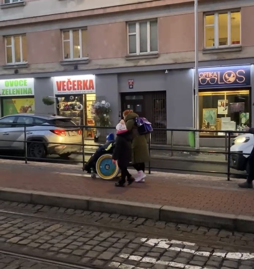 To platí i pro okolí zastávek, kde budeme prosazovat 1 pruh + cyklopás.
V moderním městě má být standard, že dobíhaní tramvaje není životu nebezpečné.

Město má být pro všechny; děti, seniory, ženy, lidi hůře se orientující, jakkoliv postižené, lidi s úzkostmi.
Pro všechny. 7/7