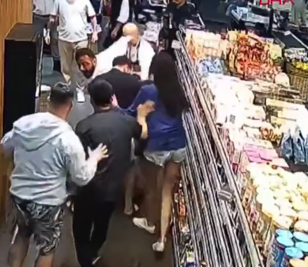 SOSYAL MEDYA MAHKEMESİNİ KURULDU

Konu : Urla'da 30 yaşındaki Semih Kenan Köse'nin markette çıkan "omuz attın" tartışmasında  öldürülmesi, sevgilisi Sibel Kabadayı'nın ise yaralanması.

Olaya farklı bir açıdan bakmak için lütfen okumaya DEVAM EDİN. 👇