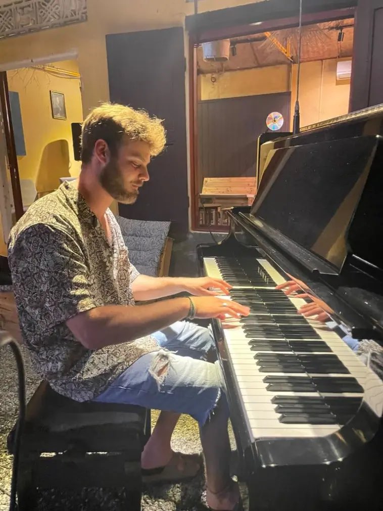yaelbt's tweet image. Day 348. Alon Ohel, 23. A talented pianist who loves music and hiking. Was kidnapped while hiding in a shelter at the Nova festival (the same shelter Hersh was taken from). Alon was meant to move into an apartment with his best friends on 10/9 - they are saving him his room. 🎗️