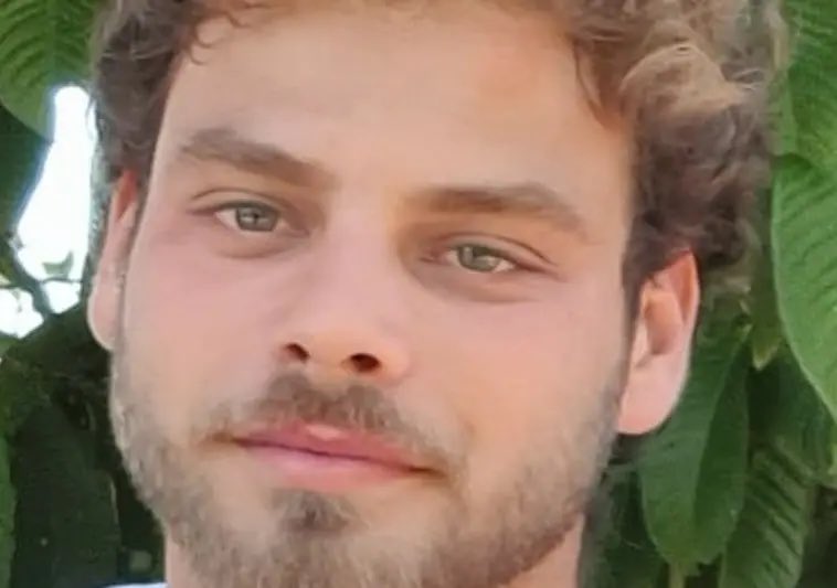 yaelbt's tweet image. Day 348. Alon Ohel, 23. A talented pianist who loves music and hiking. Was kidnapped while hiding in a shelter at the Nova festival (the same shelter Hersh was taken from). Alon was meant to move into an apartment with his best friends on 10/9 - they are saving him his room. 🎗️