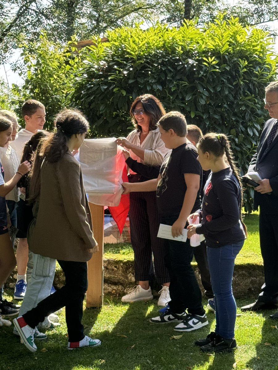 Inauguration officielle du projet « les aventuriers du Montfaucon perdu », projet CNR qui valorise le patrimoine du territoire et donne du sens aux apprentissages. Bravo aux élèves et à l’équipe pédagogique ! <a href="/ien_stenay/">IEN Stenay</a> <a href="/DSDEN55/">DSDEN55</a>