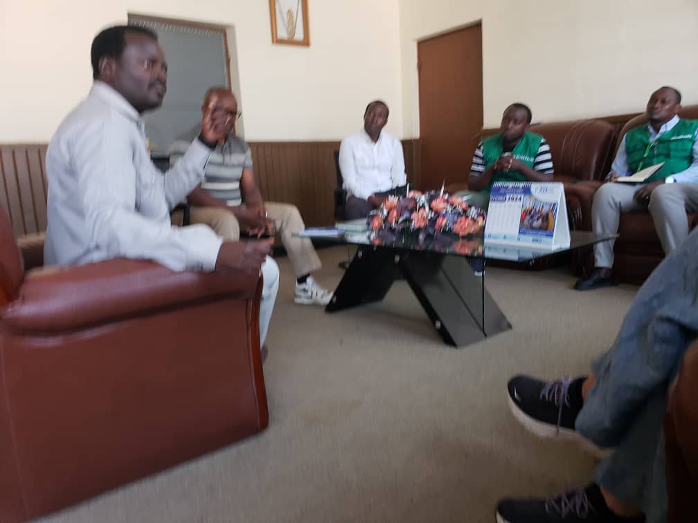 MusanzeDistrict's tweet photo. Umuyobozi wa @MusanzeDistrict  Bwana @NsengClaudien ari kumwe n'Abayobozi b'Akarere bombi bungirije  yakiriye itsinda rya @GiveDirectlyRw  baganira kuri gahunda zo gukura abaturage mu bukene muburyo burabye mu mirenge ya shingiro na Musanze. https://t.co/MD5KCE51Dz