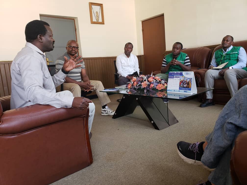 MusanzeDistrict's tweet photo. Umuyobozi wa @MusanzeDistrict  Bwana @NsengClaudien ari kumwe n'Abayobozi b'Akarere bombi bungirije  yakiriye itsinda rya @GiveDirectlyRw  baganira kuri gahunda zo gukura abaturage mu bukene muburyo burabye mu mirenge ya shingiro na Musanze. https://t.co/MD5KCE51Dz