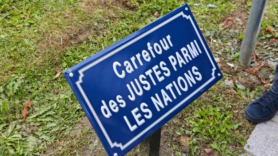 La Ville de Gap a inauguré ce lundi le -carrefour des Justes parmi les Nations, un lieu en mémoire des Gapençais qui ont sauvé des juifs durant la Seconde Guerre mondiale Ce projet est à l'initiative de professeures et d'élèves du lycée des métiers Sévigné.
#lamemoireadelavenir