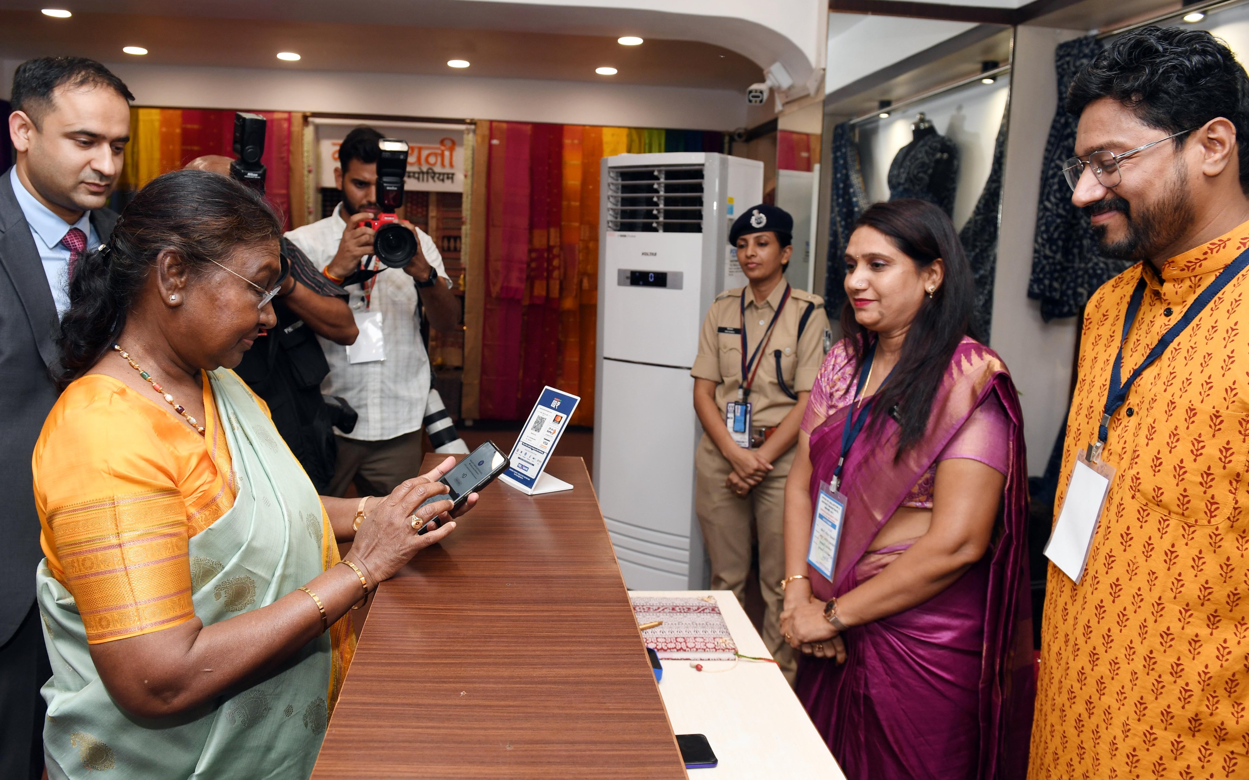 साड़ियों का ऑनलाइन पेमेंट करते हुए राष्ट्रपति द्रौपदी मुर्मू