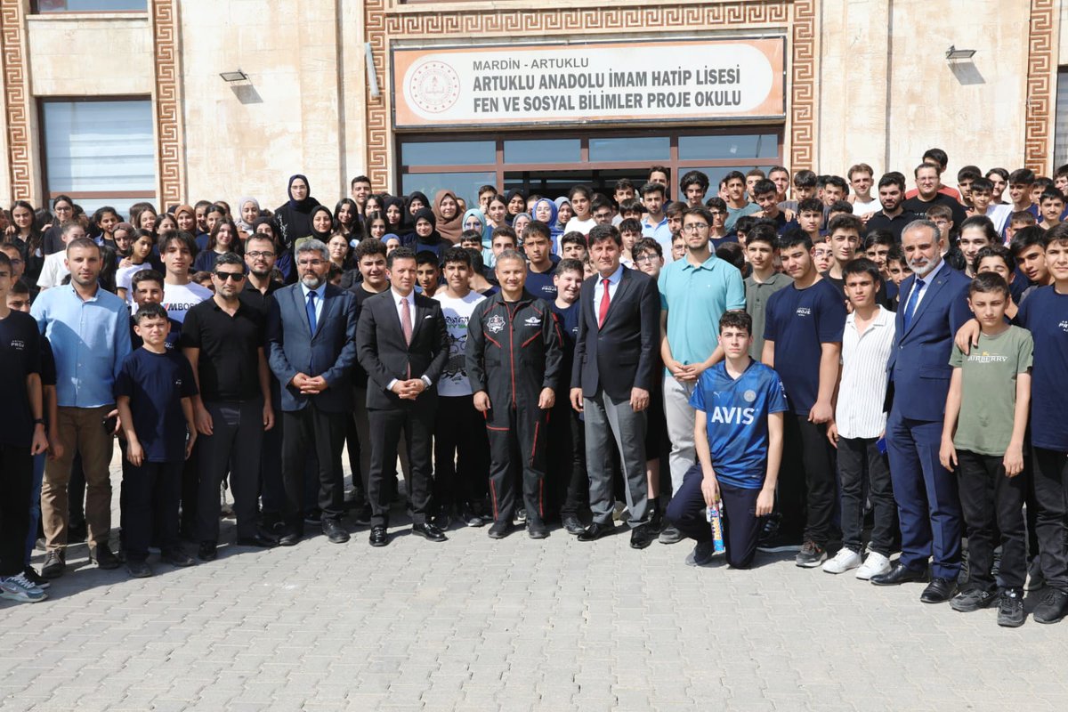 mardinilmem's tweet photo. Uzaya çıkan ilk Türk Alper Gezeravcı, Mardin’de İl Milli Eğitim Müdürümüz Ali Eyyüpkoca ve öğrencilerimizle buluştu. Geleceğin parlak yıldızları olacak olan öğrencilerimize ilham kaynağı olan Alper Gezeravcı'ya teşekkür ederiz.
@Yusuf__Tekin
@tuncay_akkoyun 
@ali_eyyupkoca https://t.co/A0MpEUC9GZ