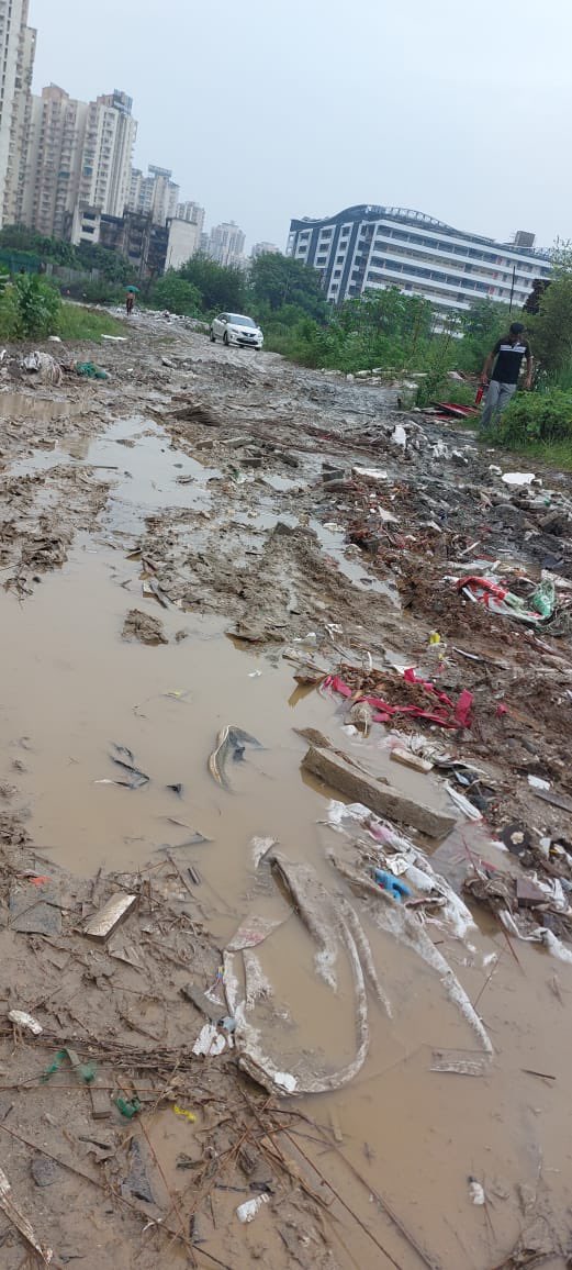 manishg13's tweet photo. @InduPrakashPCS @OfficialGNIDA @brajeshpathakup @GreaterNoidaW @mayank_tawer
@myogioffice @CeoNoida 
Condition of Approved road in authority map. Conflict in builder/authority to build the road. Resident suffering . Deadlock here
@atshomekraft #atsnobility https://t.co/Q303Mhwgvr