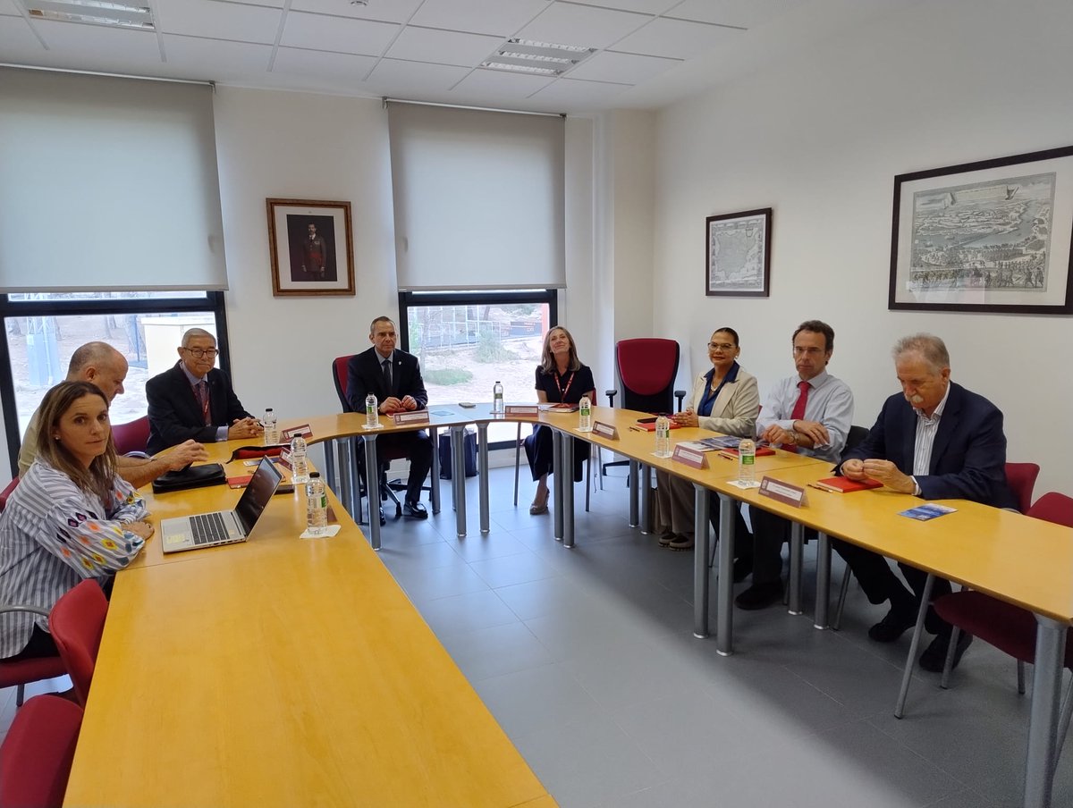 CUDZaragoza's tweet photo. #AGM_ET y @CUDZaragoza estudian actividades de colaboración académica con representantes de la Universidad Militar Nueva Granada #Colombia @lamilitar durante su visita a #Zaragoza para participar en VIII Jornadas del Constitucionalismo de la Paz @unizar https://t.co/ITw6erlGxa https://t.co/1hwgoI855c