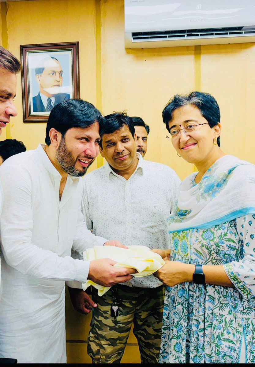 ArizKhanAAP's tweet photo. Leader of okhla Ariz Khan congratulated Delhi's new CM Atishi ji
@AtishiAAP #AtishiNewCM https://t.co/By1fVW4WBt
