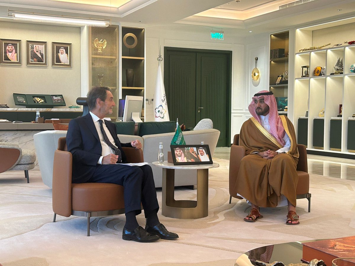 نقاش مثمر للغاية بين رئيس منطقة لومبارديا أتيليو فونتانا ووزير الرياضة السعودي الأمير عبدالعزيز بن تركي.
تمحورت المناقشات حول تنظيم الفعاليات الرياضية الكبرى وتبادل أفضل الممارسات. 
🇮🇹🤝🇸🇦 سيعمل الجانبان معاً على تعزيز الرياضة كقطاع أقوى للتعاون الثنائي!