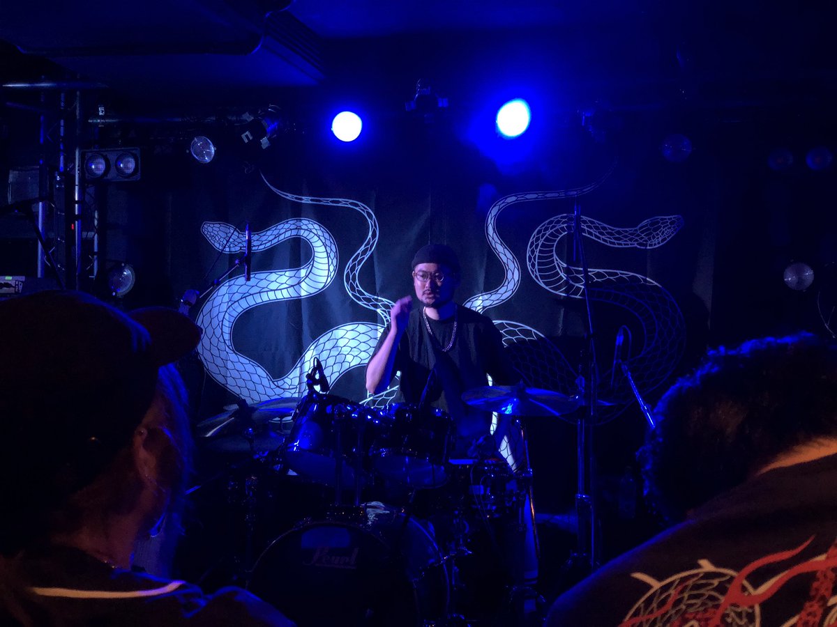 Mottu41's tweet photo. knosisの垂れ幕と綺麗に被ってるtsyさん
とknosis見てる袖gloom https://t.co/8Yl1RfXFMd