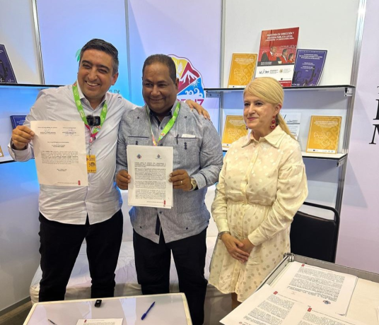 elnuevodiariord's tweet photo. 🇩🇴🇲🇽¡Firma de acuerdo!🇨🇴✍️
En el marco del segundo coloquio Innovando para Disfrutar el Turismo, el alcalde del municipio de Sabana Grande de Boyá (@SabGdeBoya),@MarcosTavarezRD ,los presidentes municipales de las ciudades #Tlacotalpan y #AlamoTemapache en #Mexico, Luis Medina Aguirre (@medinawicho) y Blanca Lilia Arrieta (@lilia_arrietap), respectivamente y el edil de #Itagui en #Colombia, Diego León Torrez Sánchez, firmaron un acuerdo de hermandad.
El convenio tiene el objetivo de estrechar lazos de cooperación, buenas prácticas, experiencias significativas, amistad, entre otros, para el desarrollo de estas demarcaciones.
#ElNuevoDiarioRD #Nacionales