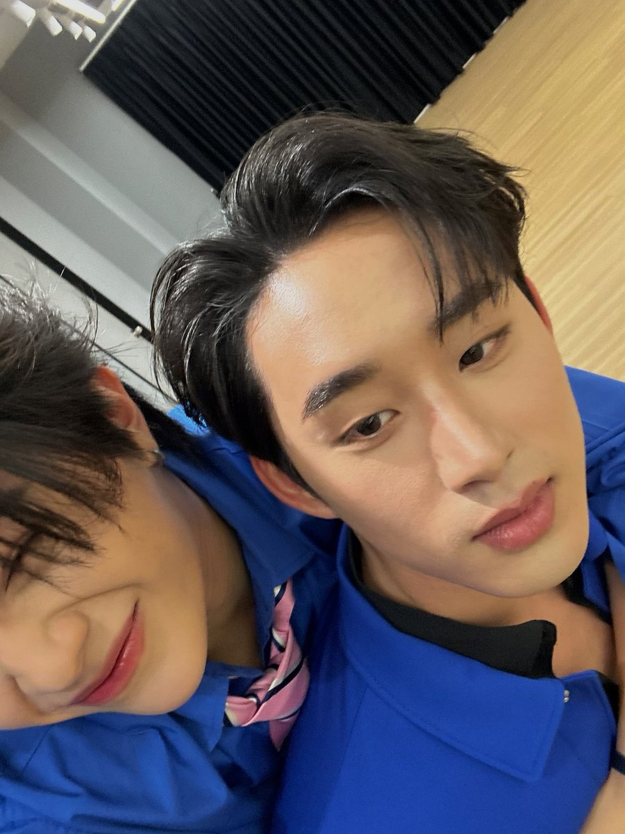 EstRvp's tweet photo. อยู่เกาหลีก็ว่าทำไมเดินๆแล้วปวดหลังง่าย
เจอสาเหตุและ😤 https://t.co/KVNFDfebMW