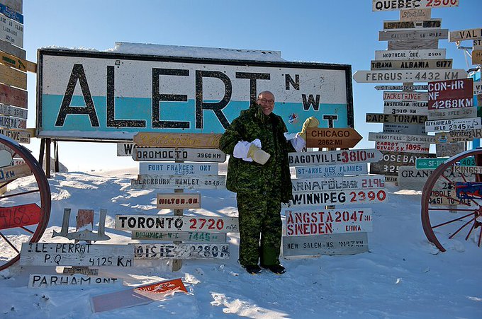Way up on the northern tip of Canada on Ellesmere Island, you will find the northernmost continuously inhabited place on Earth.
It is Alert, Nunavut, a place closer to the North Pole than Ottawa. 
Let's learn more!

🧵1/11