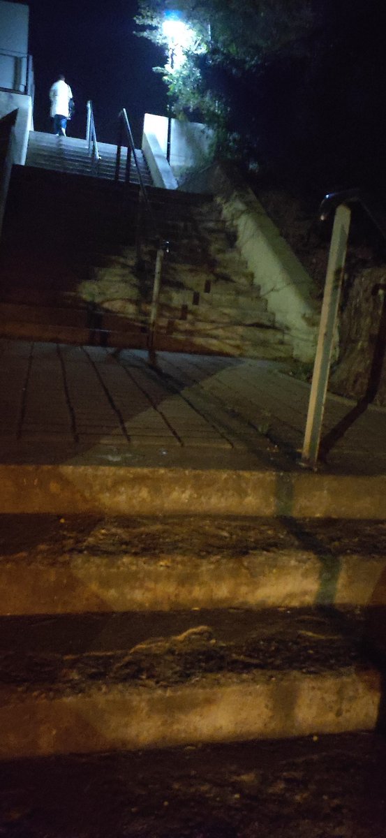 Karma0769's tweet photo. L'entrada a l'estació de la UAB des de l'Eix Central, està sense llum a primera hora del matí. Podeu posar-ne més i arreglar el llum que s'ha fos d'un fanal? @FGC @UABBarcelona @CollectiuPunt6 https://t.co/EKjRMsIb8Y