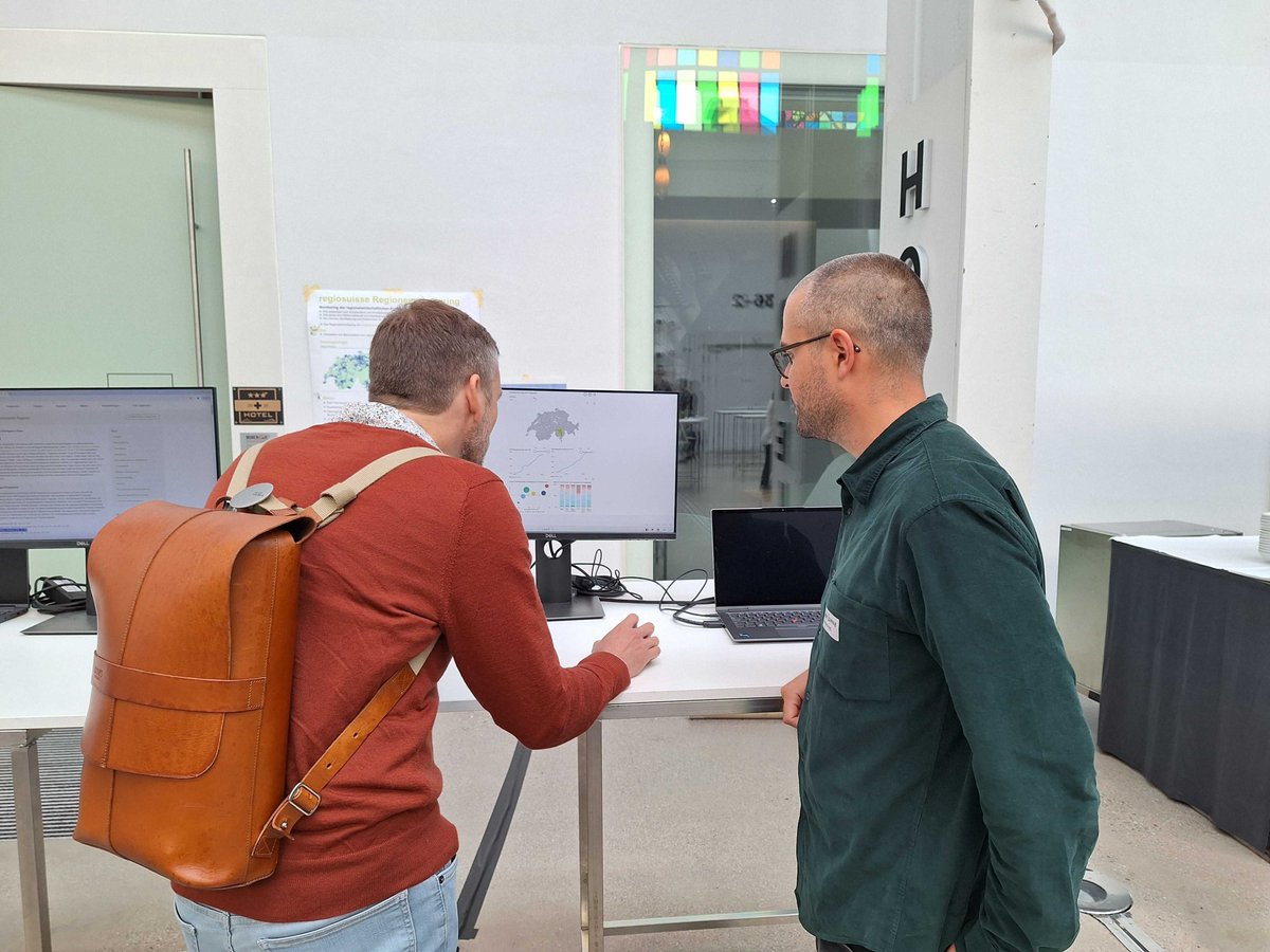 Rund 400'000 Grenzgängerinnen und #Grenzgänger arbeiteten 2023 in der Schweiz, mehr als doppelt so viele wie noch vor 20 Jahren. Weitere spannende Zahlen zur grenzüberschreitenden Zusammenarbeit im Rahmen von #Interreg auf der Website: regiosuisse.ch/grenzueberschr…