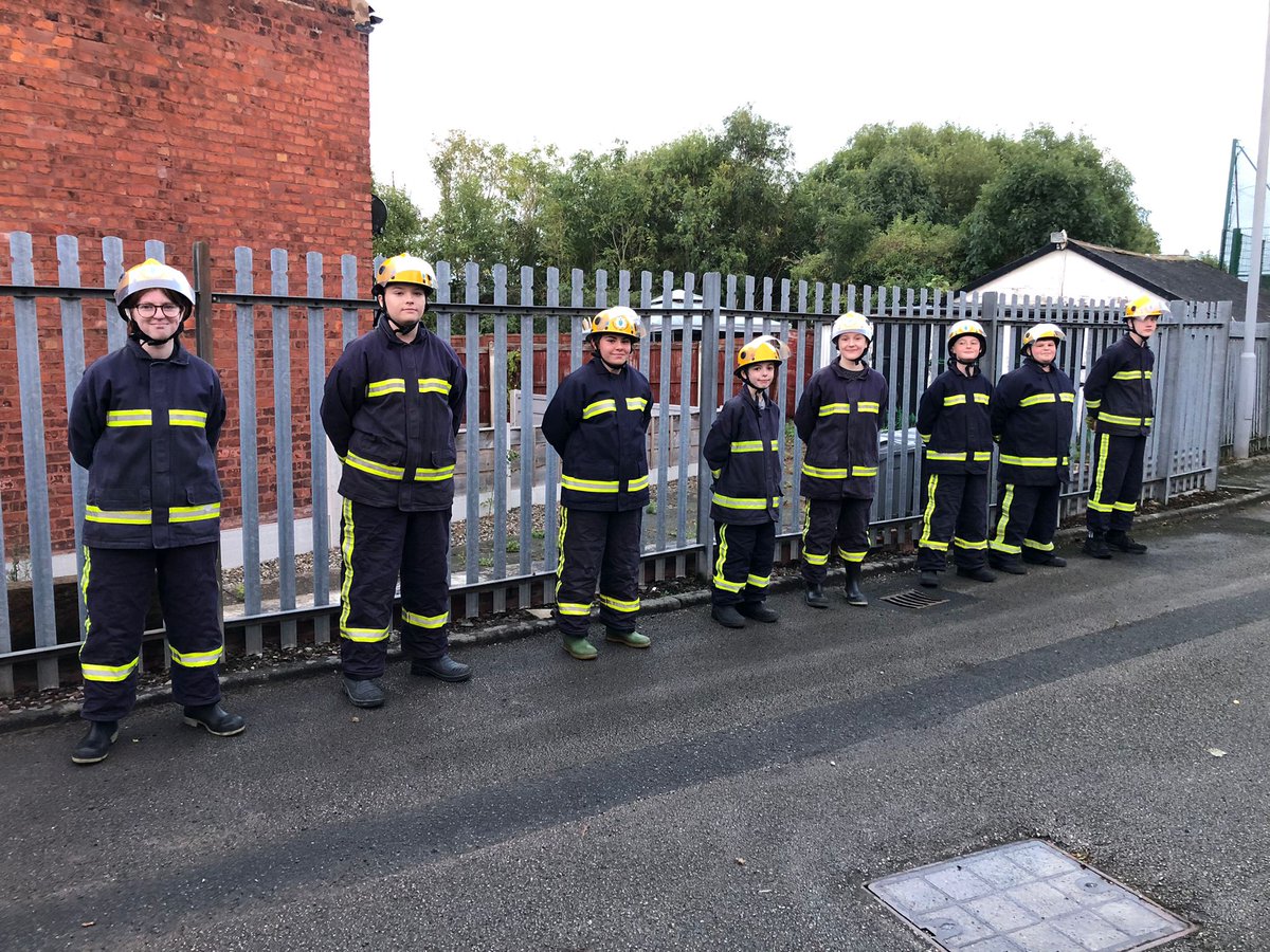 SandbachFS's tweet image. Last week  @CheshFireCadets   Cadets @MiddlewichFS  learnt #CPR ❤️ and Fire Extinguisher operation supported by @CheshireFire  volunteers from #Sandbach 🚒