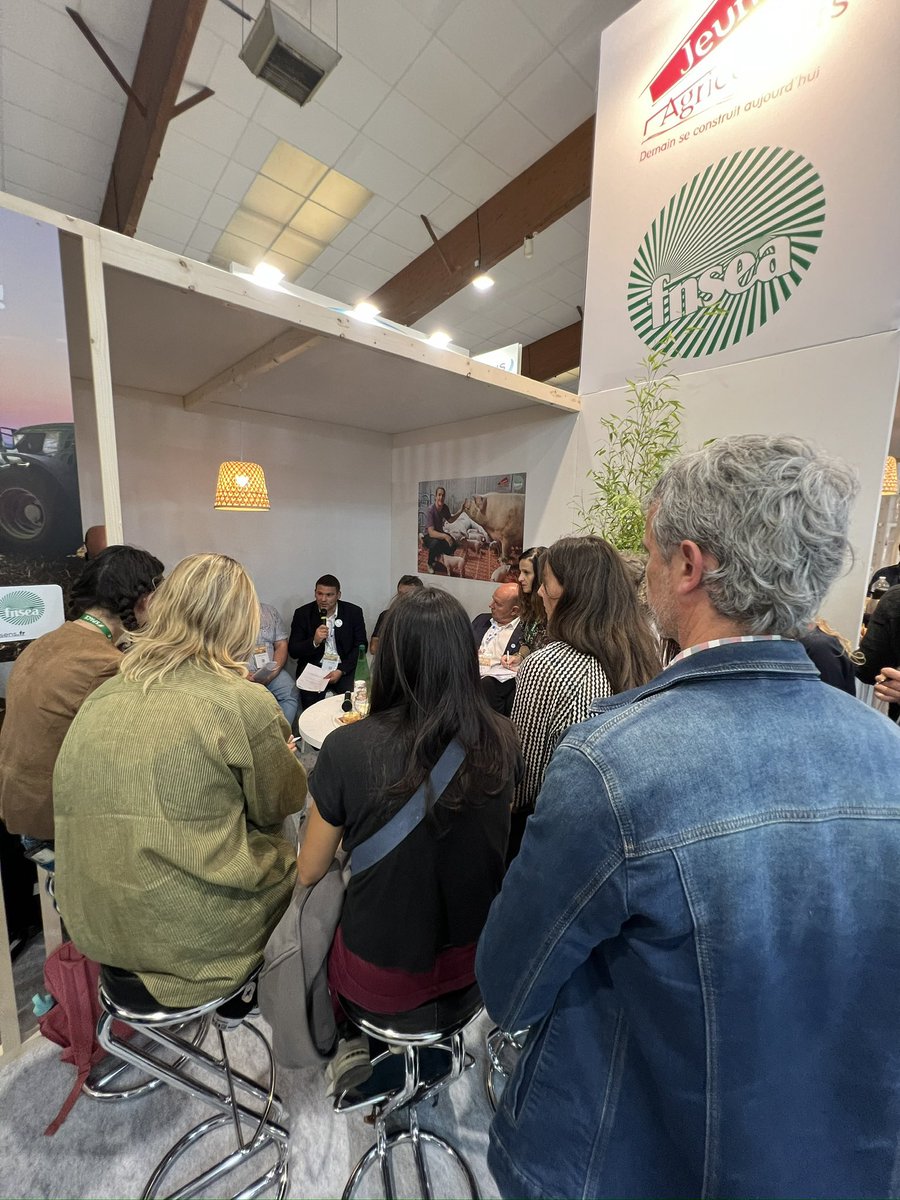 Notre président <a href="/yohannbarbe/">Yohann Barbe</a> ouvre la conférence de presse FNPL/FRPL Normandie/FRSEAO avec <a href="/MaLuherne56/">Marie Andrée Luherne🌏🐄🌿🇪🇺🇫🇷</a> <a href="/ludovicblin50/">Ludovic Blin</a> <a href="/BenoitGavelle/">Benoit Gavelle</a> @Stéphane Joandel et Pascal Nizan président de la <a href="/FRSEAOlait/">FRSEA Ouest section lait</a>