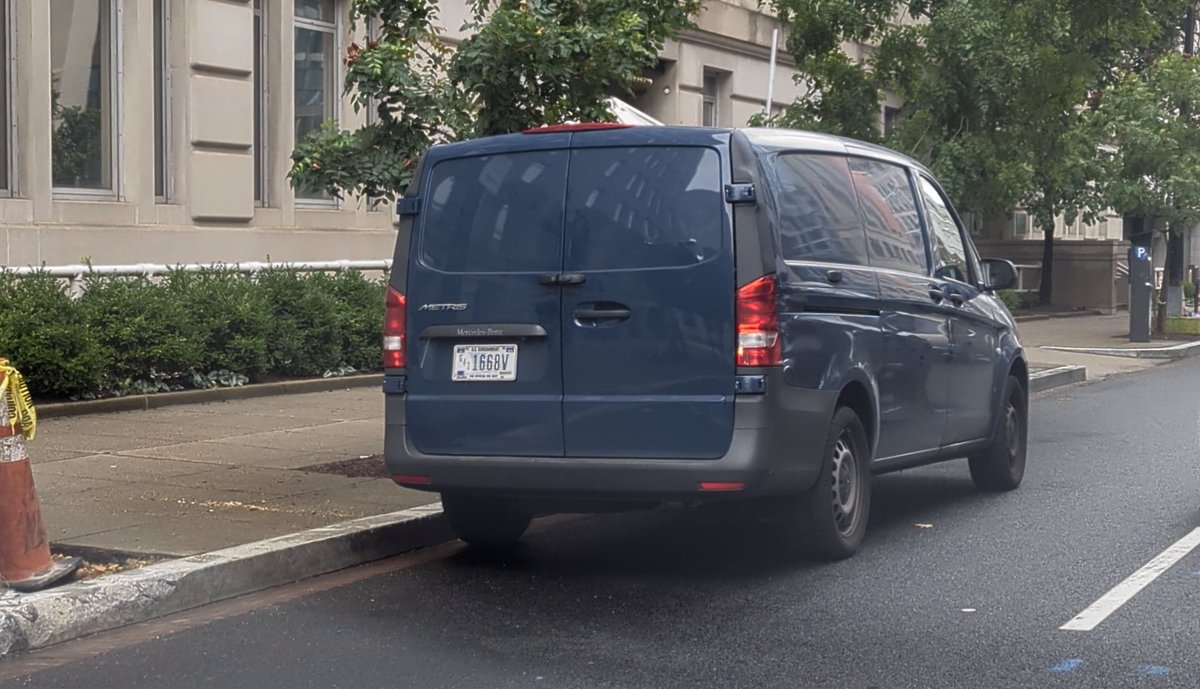 MDcammer's tweet photo. Good Sept 18th morning @311DCgov we have the unusual situation in front of the Veterans Affairs at 1500 I St NW: illegal parking during rush hour by @USGSA unoccupied van license plate "G41 1668 V" 
(cyclists are really pissed at traffic locking up the preceding intersection) https://t.co/daw6StbrJN
