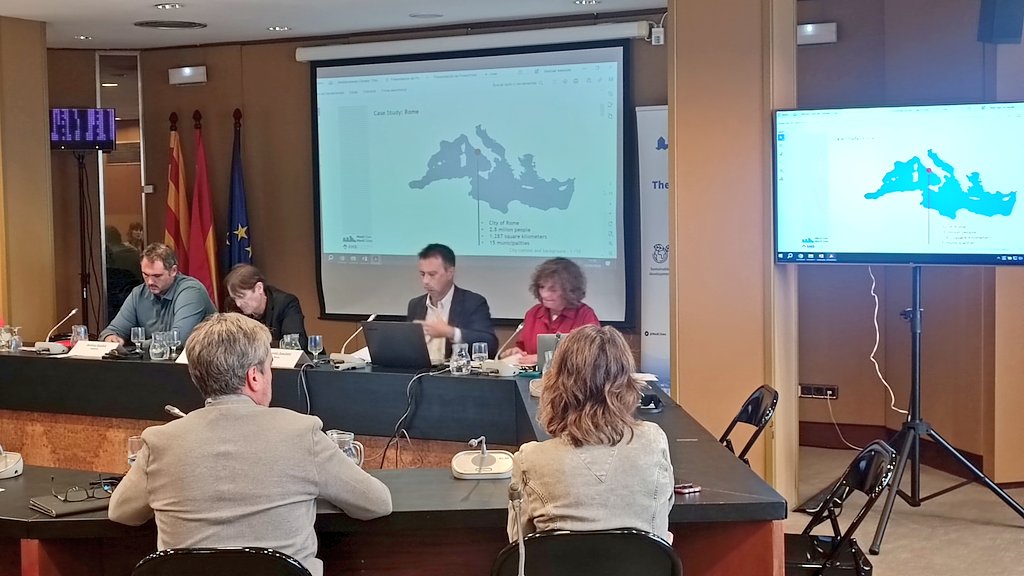 MedCities's tweet photo. We can find some of our #membercities on stage talking about #green & #blue infrastructure  examples for resilient cities: 
🏫 #València though @vlcclimaenergia and how they are #greening the schools, 🆒 the #AMB Climate Action office and how they open public 'climate shelters' to face heat waves or
🌳 how @Roma Climate office is implementing its adaptation strategy through #nature and #water to reduce the heat island effect.