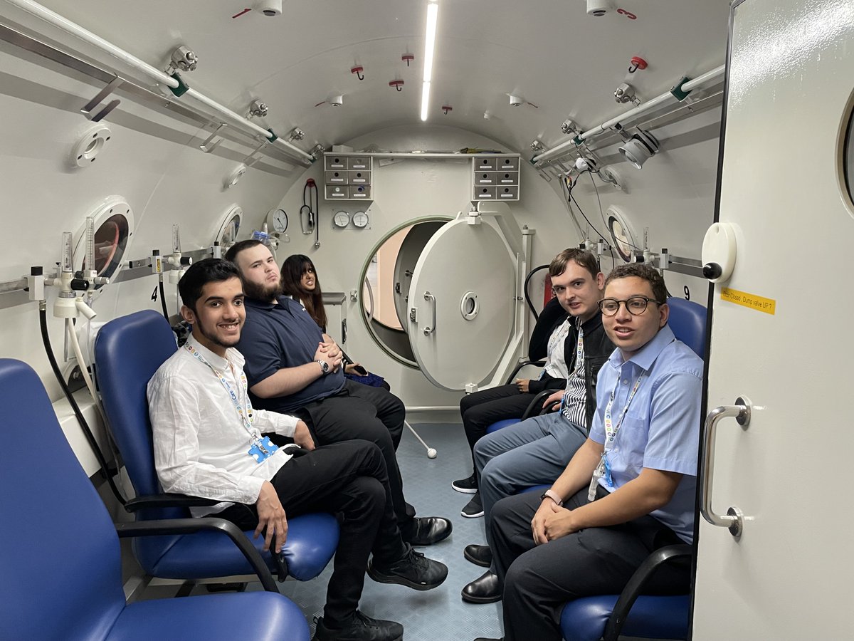 ProjectSEARCHEL's tweet image. Yesterday interns got to visit the fantastic Hyperbaric unit and had an interesting tour of the department.
 In the afternoon we had a visit from Ray and Katie, who told us about their roles as P.a&apos;s in the hospital and discussed a possible placement with them.
