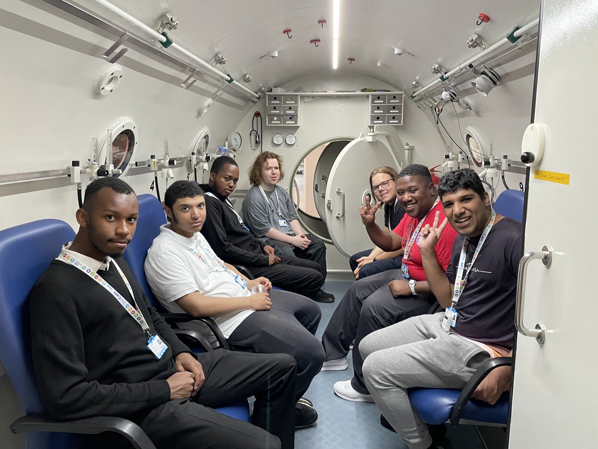 ProjectSEARCHEL's tweet image. Yesterday interns got to visit the fantastic Hyperbaric unit and had an interesting tour of the department.
 In the afternoon we had a visit from Ray and Katie, who told us about their roles as P.a&apos;s in the hospital and discussed a possible placement with them.