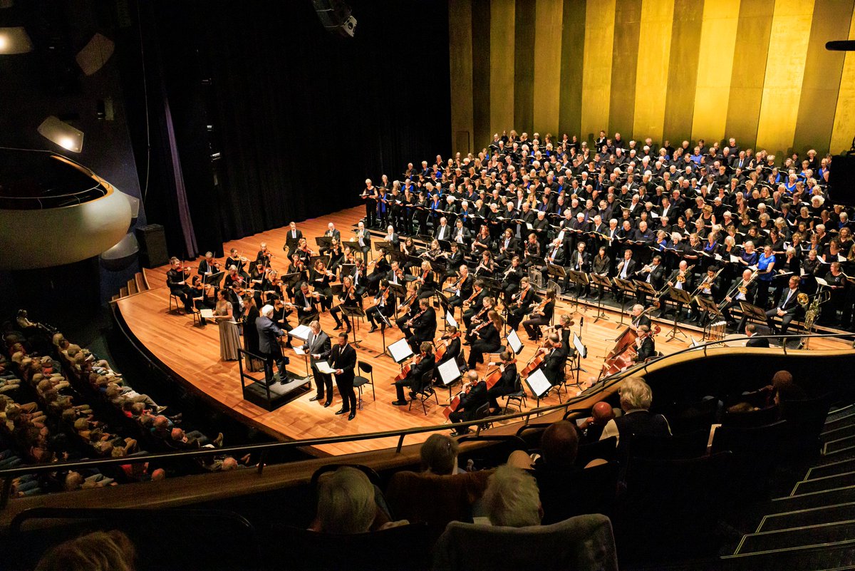 #throwback Afgelopen zondag voerden we Verdi's Requiem op met ruim 350 zangers, onder leiding van dirigent Louis Buskens. Het koor werd aangevuld met @jeannettevanschaik.soprano (Sopraan), Carina Vinke (Alt), @marcelreijans (Tenor) en @martijnjsan (Bas) in
<a href="/SsbDeHarmonie/">De Harmonie</a>