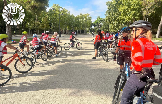 AMovilidadMad's tweet photo. Con motivo de la #SemanaDeLaMovilidad hemos invitado a los alumnos del colegio Santa Isabel a realizar una salida🚴‍♀️ hasta el Parque del Retiro y participar en un circuito de #SeguridadVial.
#AgentesMovilidad #Madrid https://t.co/nf2B1fP5sL