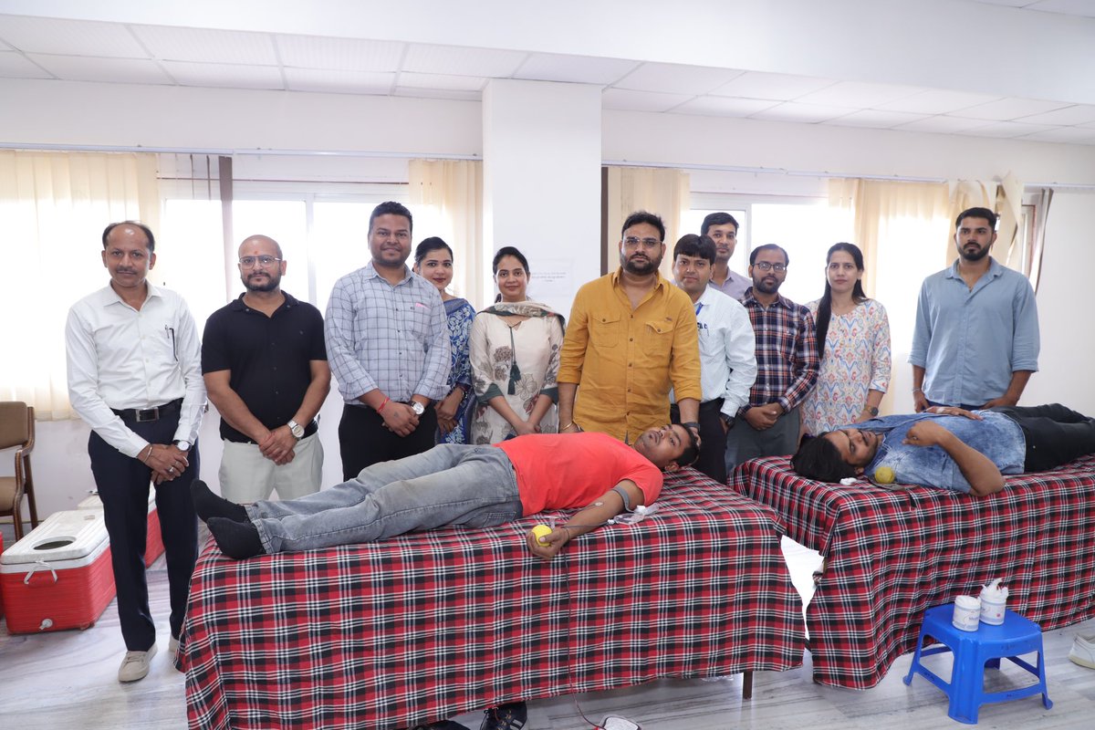 rpsc_engineers's tweet photo. अभियंता दिवस के उपलक्ष् में RSESA द्वारा जयपुर,जोधपुर, अजमेर और बाँसवाड़ा में रक्तदान शिविर का आयोज़न किया गया जिसमे कुल 238 (जयपुर 51,जोधपुर 43, अजमेर 21 और बाँसवाड़ा 123)यूनिट्स रक्त दान किया गया।
#रक्त दान महादान 
@OnlineKanhaiya @SureshRawatIN @KumariDiya https://t.co/jNXw9CO15O