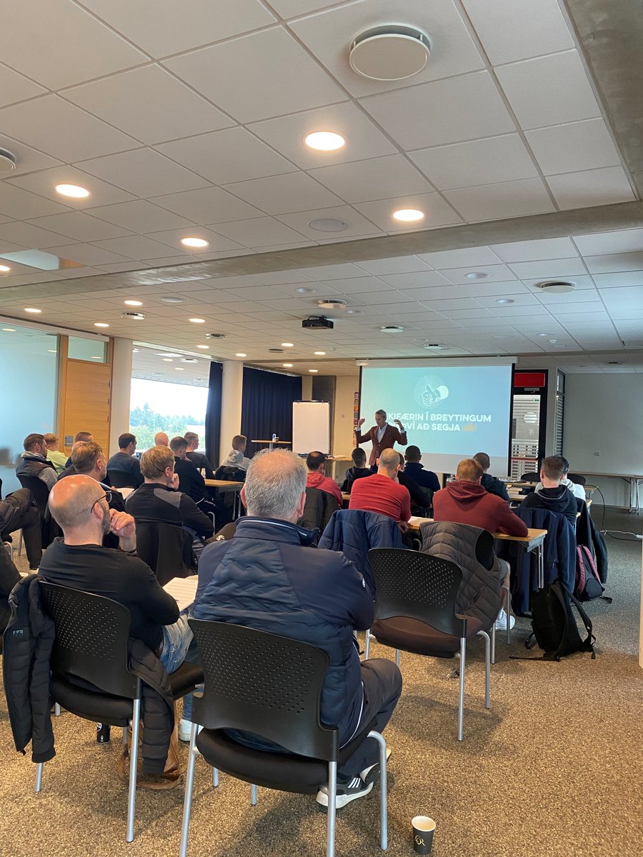 Um þessar mundir stunda 17 þjálfarar KSÍ Pro nám.  Á mánudag og þriðjudag í þessari viku voru viðburðir þar sem viðfangsefnið var Leiðtogahæfni.