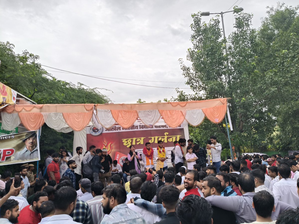 PrafullaAkant's tweet photo. DU ने यह ठाना है
#ABVP को फिर जिताना है

छात्र गर्जना रैली के साथ दिल्ली विश्वविद्यालय में गूंजा एबीवीपी ज़िन्दाबाद का नारा। छात्र गर्जना में आए छात्रों के जनसैलाब ने ABVP को जीत की ओर अग्रसर कर दिया है। https://t.co/UgSX95wtq0
