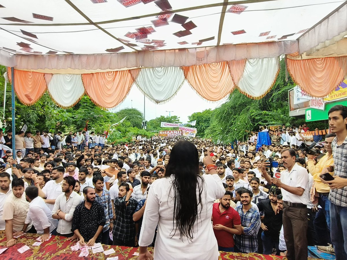 PrafullaAkant's tweet photo. DU ने यह ठाना है
#ABVP को फिर जिताना है

छात्र गर्जना रैली के साथ दिल्ली विश्वविद्यालय में गूंजा एबीवीपी ज़िन्दाबाद का नारा। छात्र गर्जना में आए छात्रों के जनसैलाब ने ABVP को जीत की ओर अग्रसर कर दिया है। https://t.co/UgSX95wtq0
