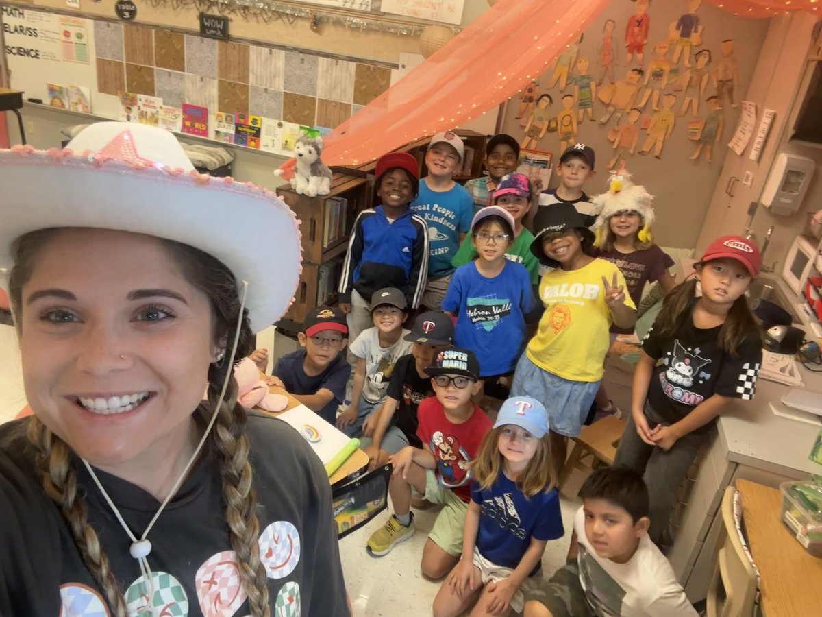 LewisvilleISD's tweet image. Today, LISD students are putting on their thinking caps to focus on 𝓽𝓱𝓲𝓷𝓴𝓲𝓷𝓰 𝓴𝓲𝓷𝓭𝓵𝔂 🧢 

Kind thoughts lead to kind actions that create kind communities!

#LISDBeKind #everyONE #OneLISD