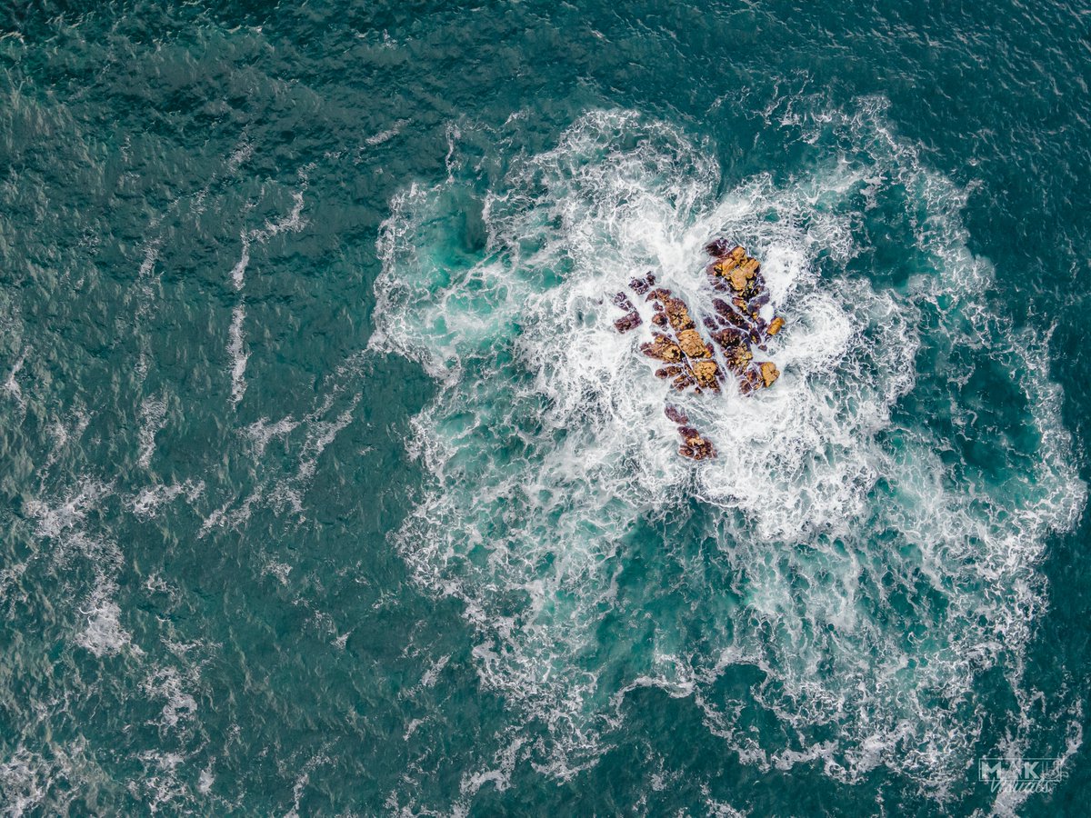 makuvisuals's tweet photo. Moody ocean = moody images 📷
Some abstract top-down aerial photos showing the motion-of-the-ocean around the 'boiling pot'.
#MAKUvisuals #Hermanus #Overberg #Overstrand #CapeWhaleCoast #ThisIsSouthAfrica #SouthAfricaTourism #MeetSouthAfrica #SouthAfricaZA #VisitSouthAfrica https://t.co/TZ9pWrbUxj