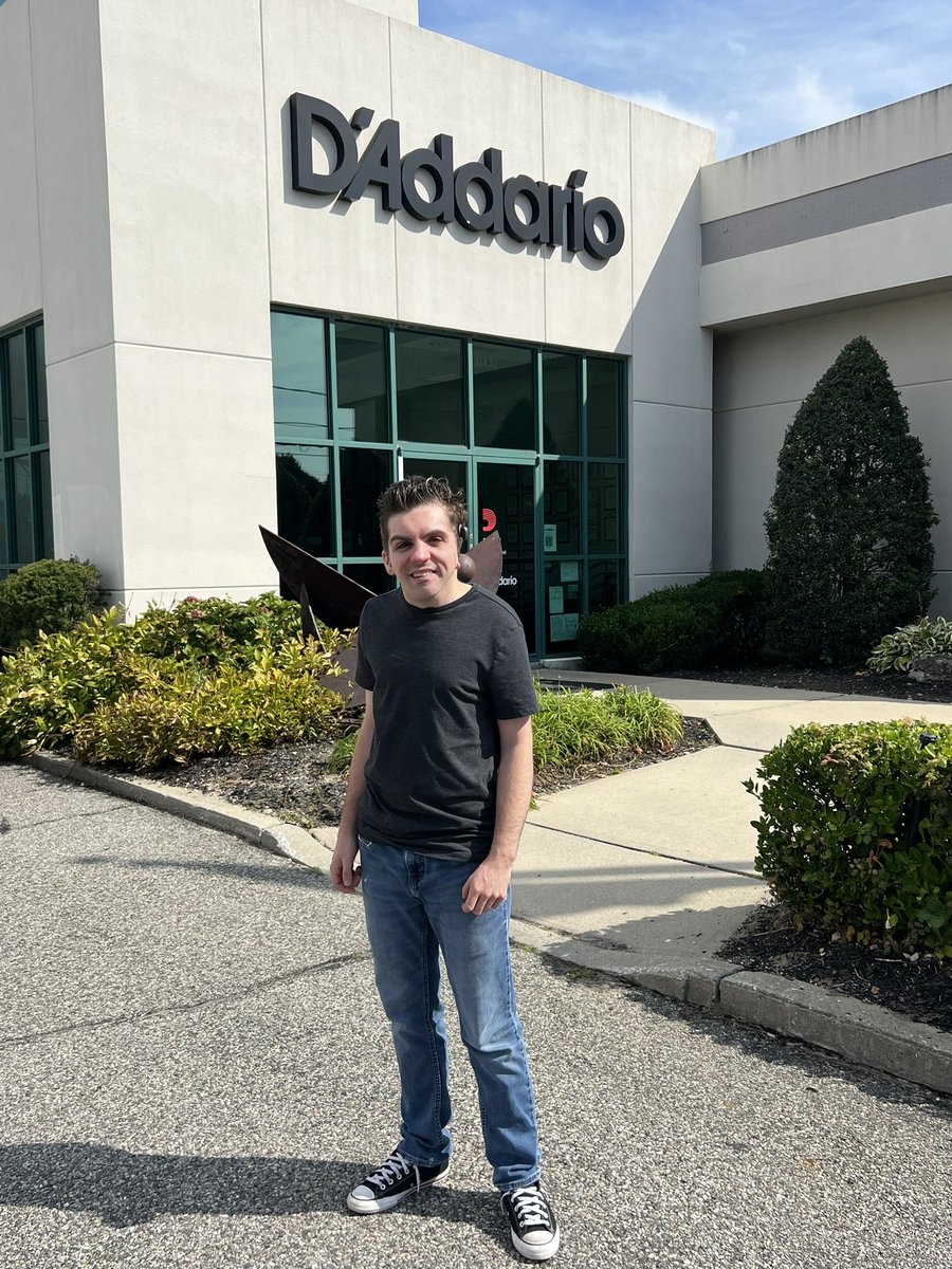 Petes_Diary's tweet photo. Had a fun day @DaddarioandCo. More videos coming soon! 😎

@petedank 🎸
#guitarstrings #custompicks #petesdiary #guitargear https://t.co/CUfsMfZ87I