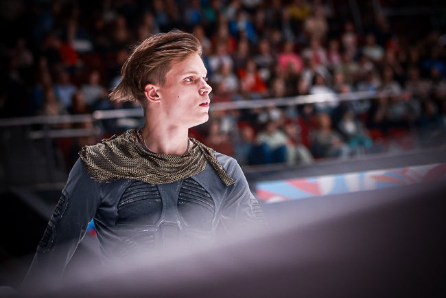 Двукратный чемпион России, победитель Спартакиады, призер этапа серии ISU Гран-при, фигурист #Евгений_Семененко рассказал о новых программах, выборе музыки, работе с разными постановщиками и учебе - fsrussia.ru/intervyu/inter…

📸 Марии Евтеевой
#интервью