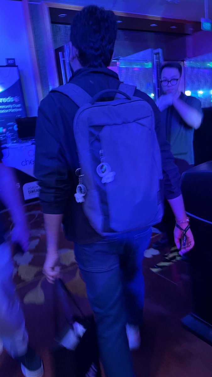 theweb3nova's tweet image. Just spotted the awesome @Mettalex team at #Token2049! 🤩Got my hands on the cool #AIAgent keychain!